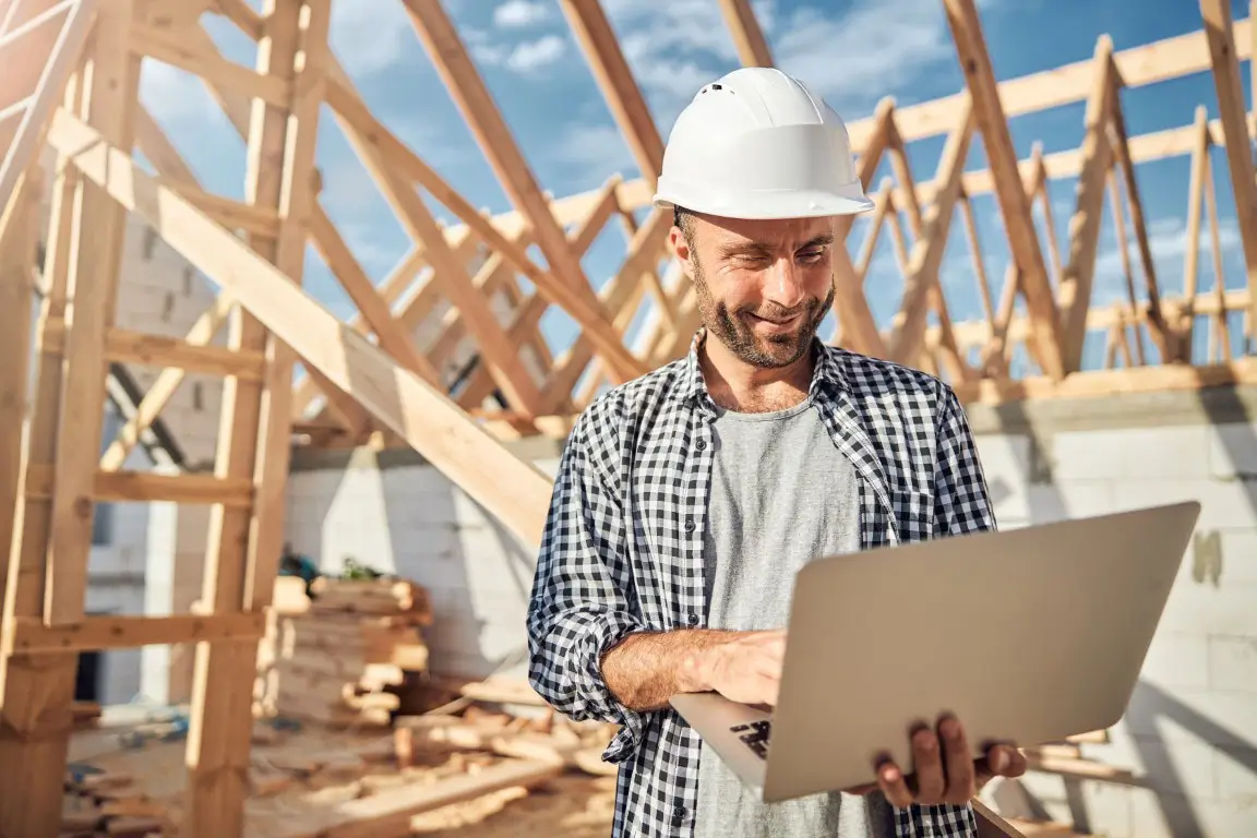 Good-looking man in charge of construction management.